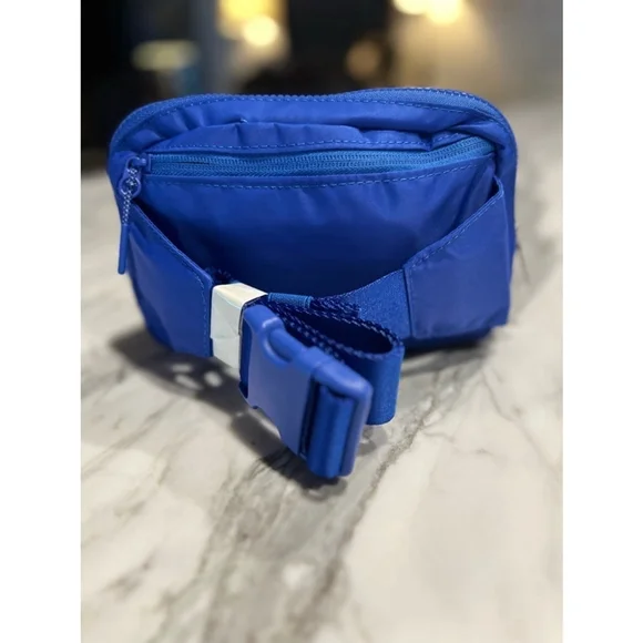 NWT Lululemon 2L Everywhere Belt Bag Large Blue - Picture 5 of 10